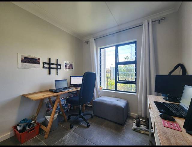2 BEDROOM APARTMENT TO LET IN BURGUNDY ESTATE
